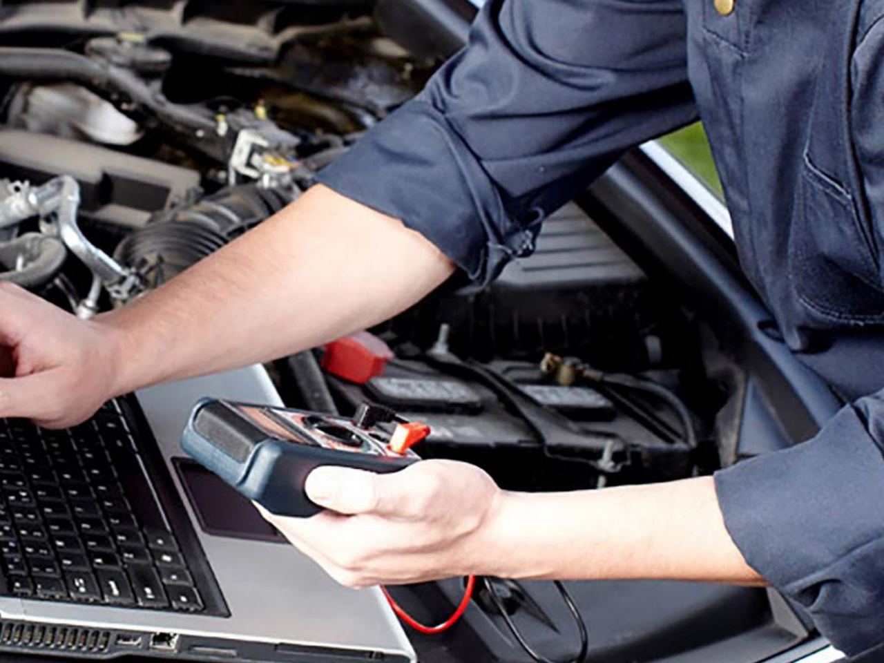 elettrauto al lavoro sul quadro elettrico