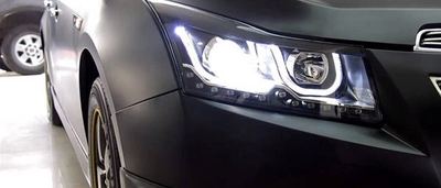 lucidatura di un faro opacizzato, metà trattato e metà no