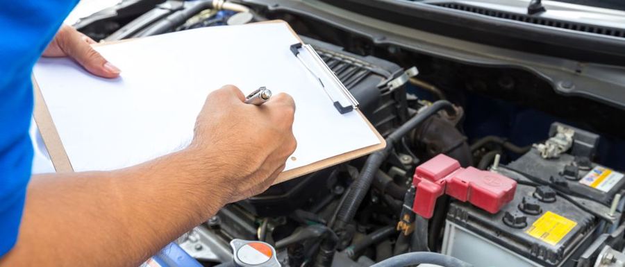 auto sulla linea di revisione ministeriale